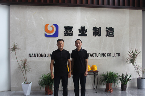 7月6日，鲁丽集团党委副书记、冶金板块董事长傅士刚一行莅临嘉业制造观摩调研。总经理吕小军，生产经理夏勇等陪同接待。